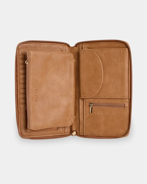 TRAVEL WALLET